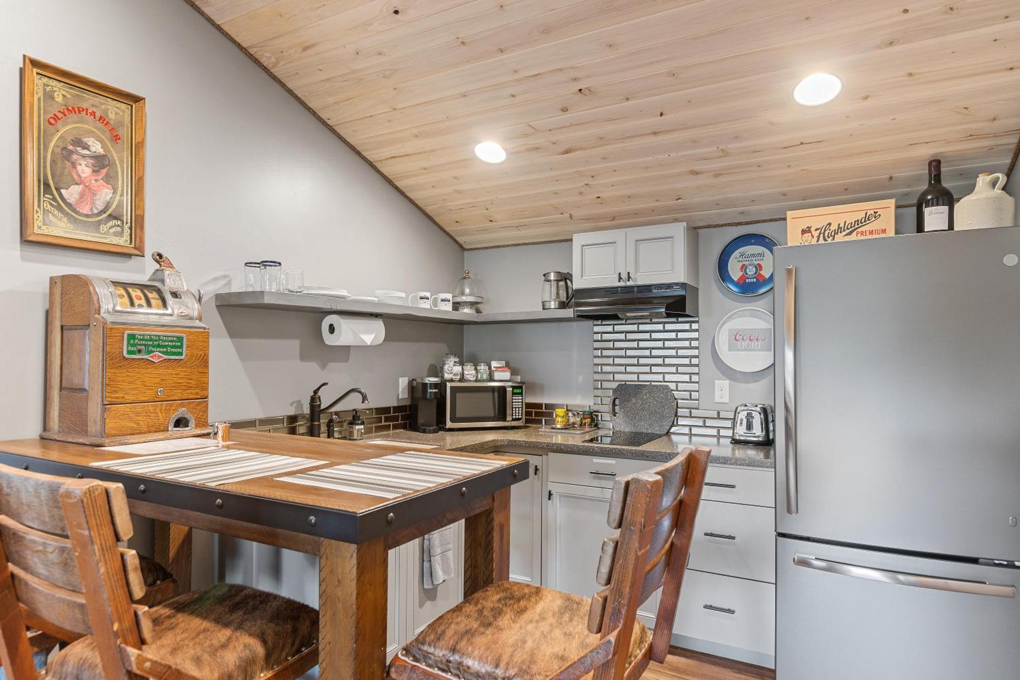 Fort Williamson Glacier Vacation Rentals 컬럼비아 폴스 외부 사진